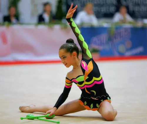 Костюми для художньої гімнастики (60 фото): гімнастичний костюм для виступів для дівчаток 13611_48