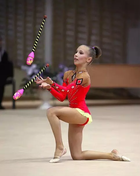 Костюми для художньої гімнастики (60 фото): гімнастичний костюм для виступів для дівчаток 13611_49