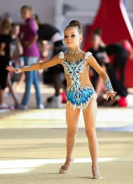 Костюми для художньої гімнастики (60 фото): гімнастичний костюм для виступів для дівчаток 13611_57