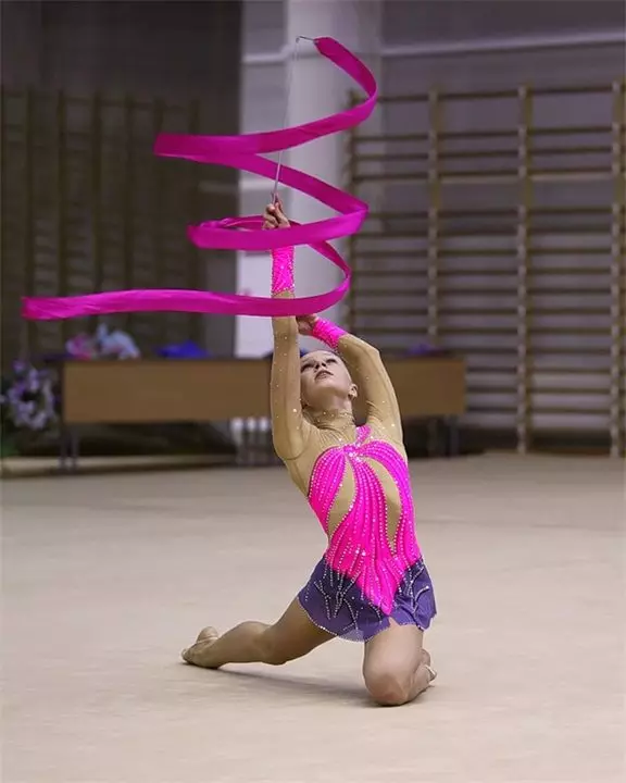 Костюми для художньої гімнастики (60 фото): гімнастичний костюм для виступів для дівчаток 13611_8