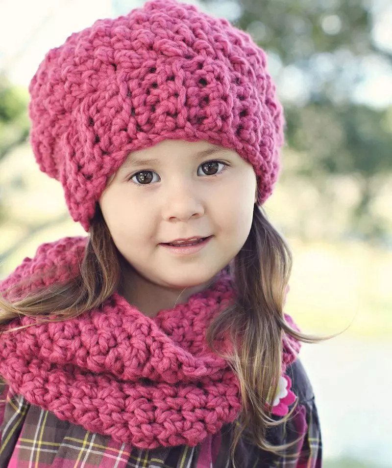 Плетене капице за девојчице (91 фотографија): за адолесценте 12-14 година и новорођена девојка са ушима, топли шешир-усханка 13615_19