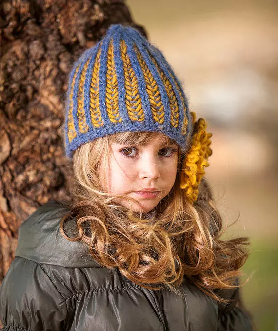 Kootud mütsid tüdrukutele (91 fotot): noorukite jaoks 12-14 aastat vana ja vastsündinud tüdruk kõrvadega, soe müts-ushanka 13615_2