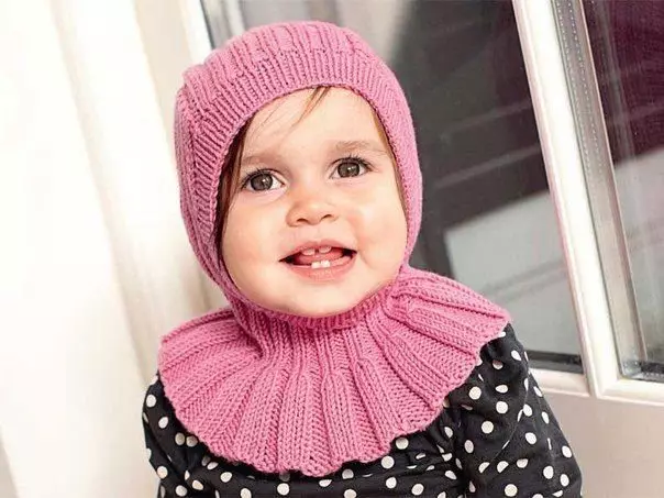 caps Knitted keur katresna (91 foto): pikeun rumaja heubeul 12-14 taun sarta gadis bayi kalawan Ceuli, haneut hat-Ushanka 13615_32