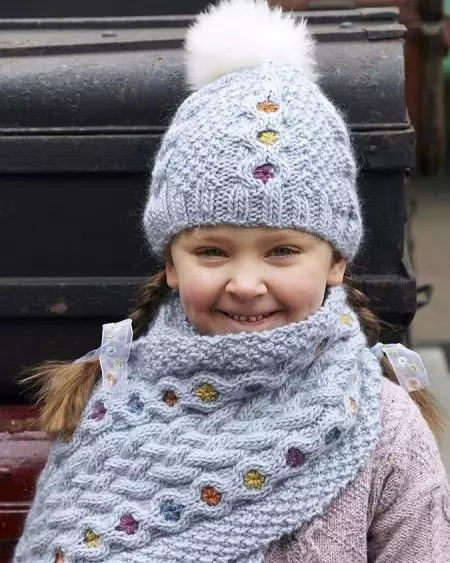 Плетене капице за девојчице (91 фотографија): за адолесценте 12-14 година и новорођена девојка са ушима, топли шешир-усханка 13615_39