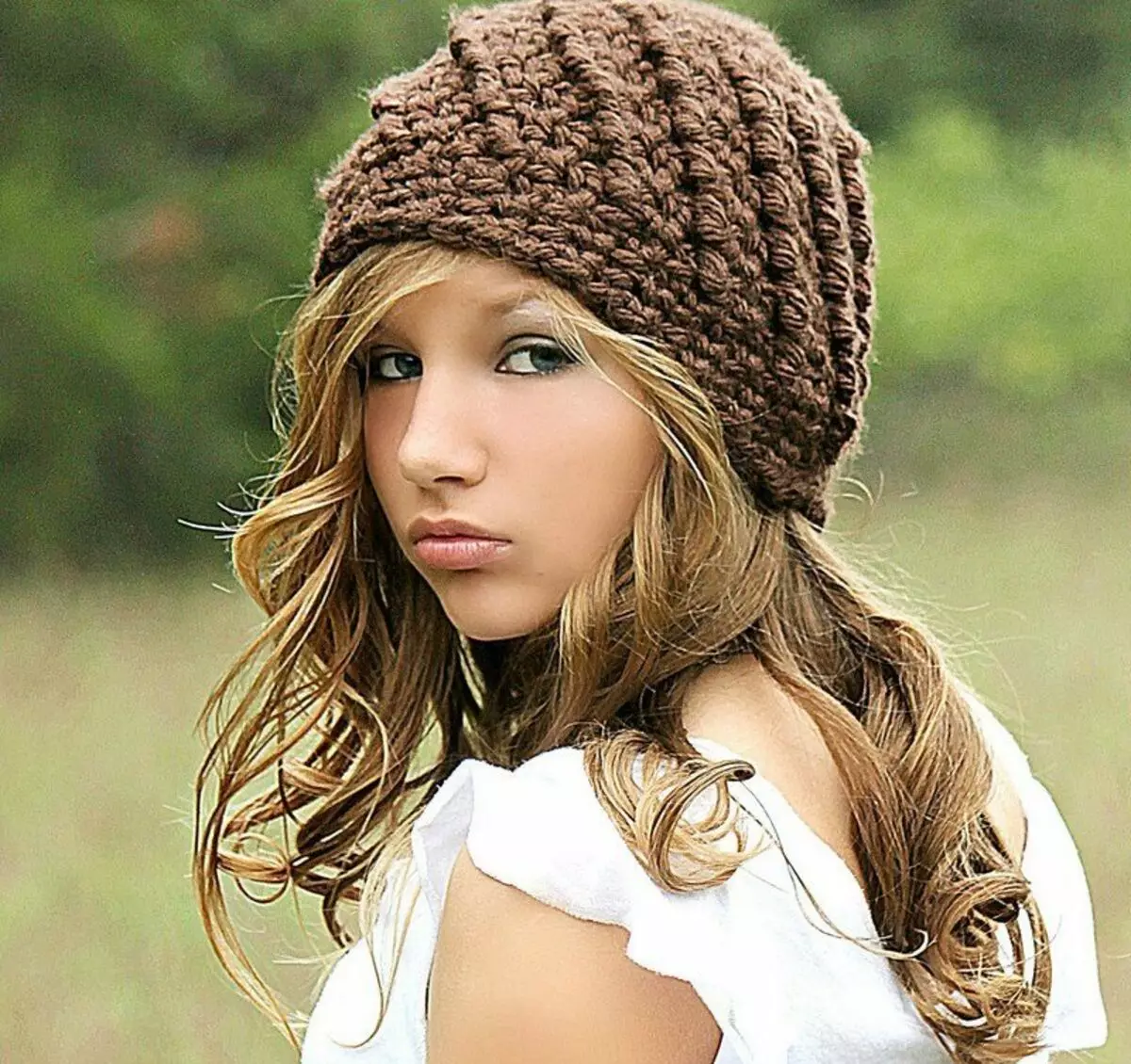 Caps de malha para meninas (91 fotos): Para adolescentes 12-14 anos de idade e menina recém-nascida com orelhas, chapéu quente-ushanka 13615_43