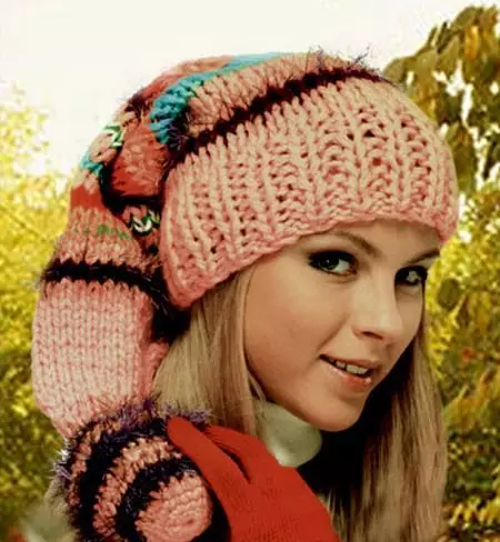 caps Knitted keur katresna (91 foto): pikeun rumaja heubeul 12-14 taun sarta gadis bayi kalawan Ceuli, haneut hat-Ushanka 13615_44