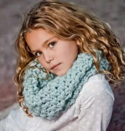 caps Knitted keur katresna (91 foto): pikeun rumaja heubeul 12-14 taun sarta gadis bayi kalawan Ceuli, haneut hat-Ushanka 13615_45