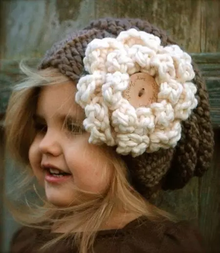 caps Knitted keur katresna (91 foto): pikeun rumaja heubeul 12-14 taun sarta gadis bayi kalawan Ceuli, haneut hat-Ushanka 13615_5