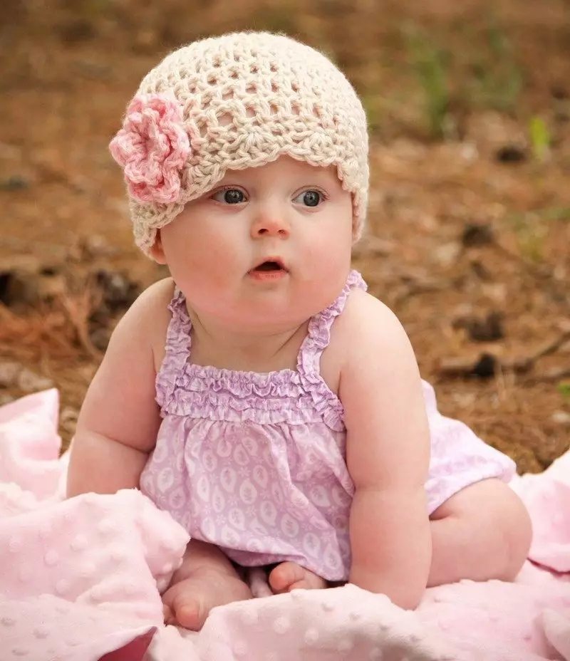 caps Knitted keur katresna (91 foto): pikeun rumaja heubeul 12-14 taun sarta gadis bayi kalawan Ceuli, haneut hat-Ushanka 13615_60