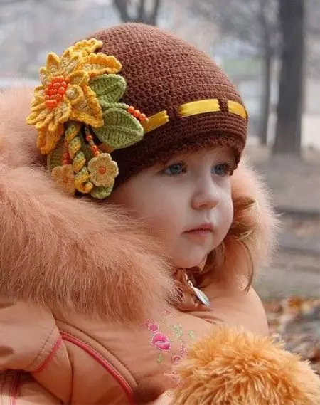 caps Knitted keur katresna (91 foto): pikeun rumaja heubeul 12-14 taun sarta gadis bayi kalawan Ceuli, haneut hat-Ushanka 13615_62