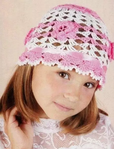 Stickade kepsar för tjejer (91 bilder): För ungdomar 12-14 år och nyfödd tjej med öron, varm hat-ushanka 13615_65