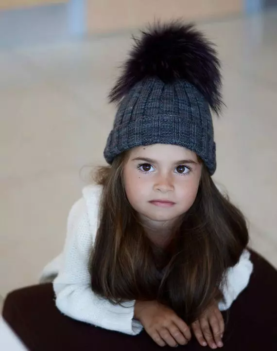 caps Knitted keur katresna (91 foto): pikeun rumaja heubeul 12-14 taun sarta gadis bayi kalawan Ceuli, haneut hat-Ushanka 13615_80