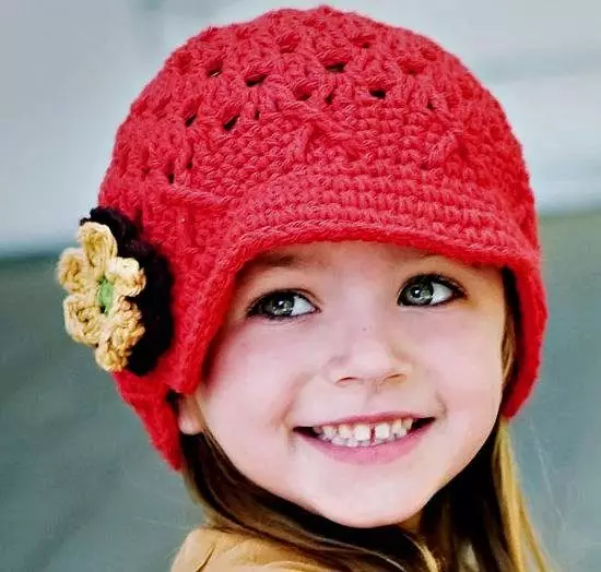 Knitted Caps for Girls (91 foto's): Foar adolesinten 12-14 jier âld en nijberne famke mei earen, waarme hoed-ushanka 13615_82