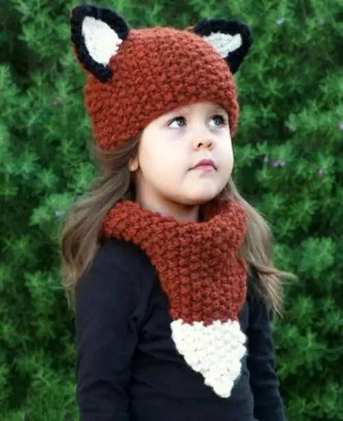 caps Knitted keur katresna (91 foto): pikeun rumaja heubeul 12-14 taun sarta gadis bayi kalawan Ceuli, haneut hat-Ushanka 13615_84