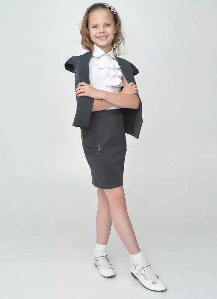 Kostýmy pro dívky (90 fotografií): Podzim pro dívky 6-10 let, trendy pletené, pro křest, léto pro malé a teenagery