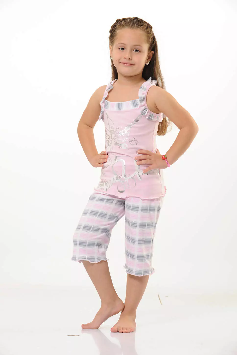 Kostymer for jenter (90 bilder): Høst for jenter 6-10 år, trendy strikket, for dåp, sommer for små og tenåringer 13616_11