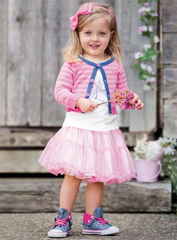 Costumes for girls (90 photos): Autumn for girls 6-10 years, trendy knitted, for baptism, summer for small and teenagers 13616_52