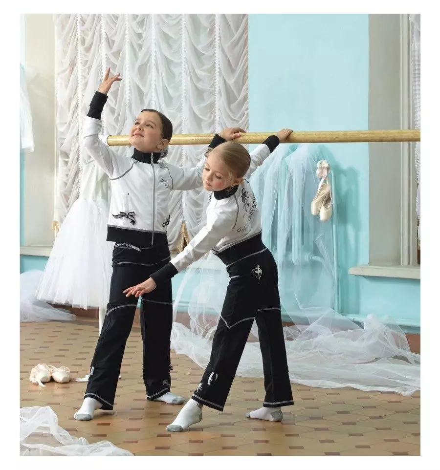 Παιδικά αθλητικά κοστούμια (95 φωτογραφίες): από τη Nike και Bosco, Velor για τα εφηβικά κορίτσια, για αθλητικό χορό, μοντέρνα 13618_11