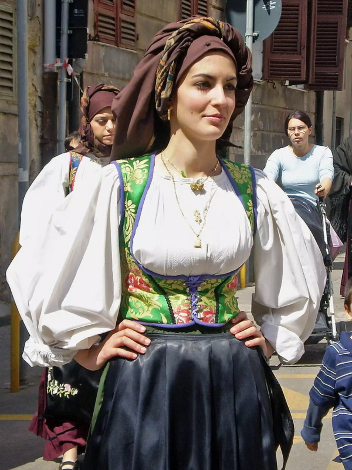 Дама народу. Национальный костюм итальян. Национальный костюм Италии Сардиния. Национальный костюм Сицилии. Словения национальный костюм.