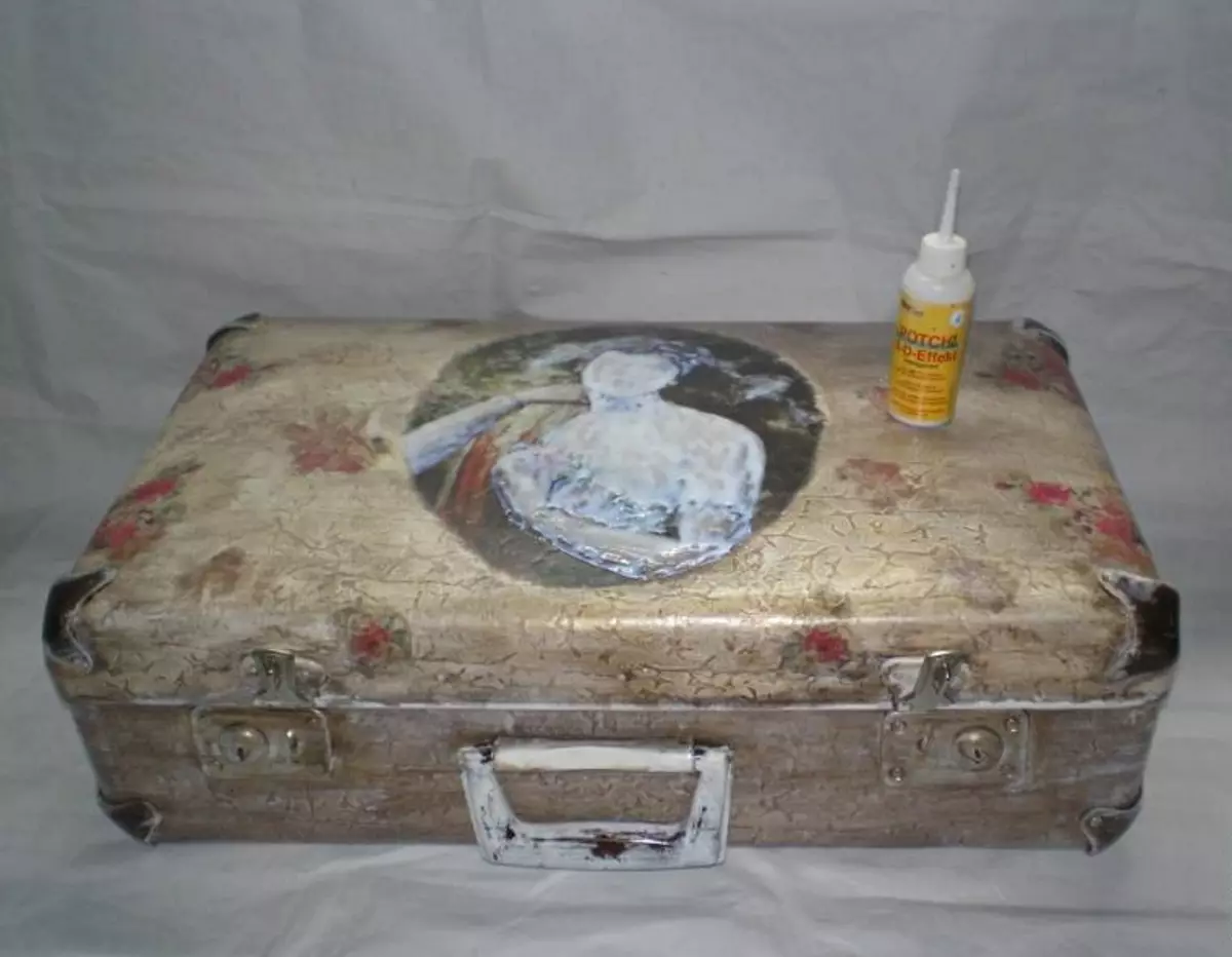 Kuinka palauttaa vanha matkalaukku omalla kädet? Master-luokka restaurointiin kotona. Kuinka koristella Neuvostoliiton matkalaukku? 13623_27