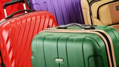 Polycarbonate suitcases: ماددىي ئالاھىدىلىكى. قانداق تاللاش - polypropylene, ABS سۇلياۋ ياكى polycarbonate? ئوبزورلار 13625_3