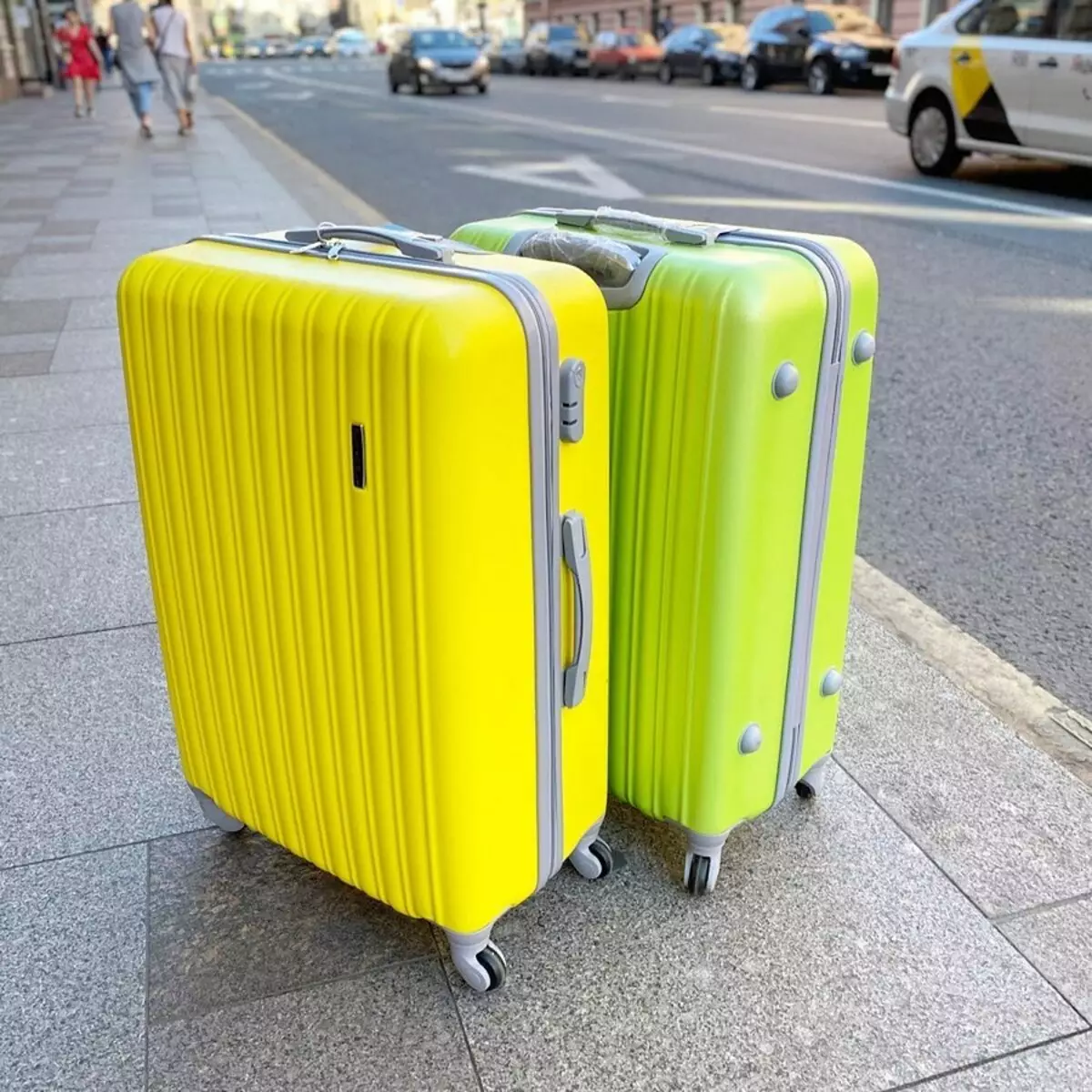 Polycarbonate suitcases: ماددىي ئالاھىدىلىكى. قانداق تاللاش - polypropylene, ABS سۇلياۋ ياكى polycarbonate? ئوبزورلار 13625_9