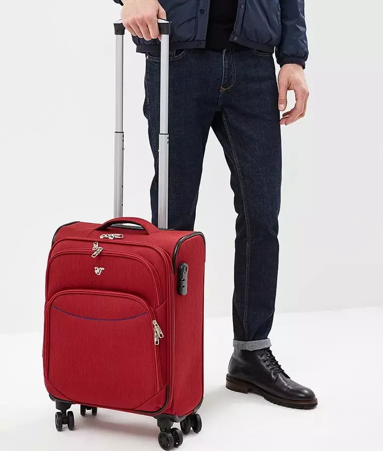 El bagajı için bavullar: Uçaktaki boyutları, küçük bavullar 55x40x20 tekerleklerde ve diğerlerinde, en iyi ışık modellerinin değerlendirmesi 13627_28