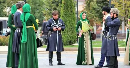 Cocog nasional Chechen (49 foto): Klambi tradisional lan wanita tradisional 1362_12