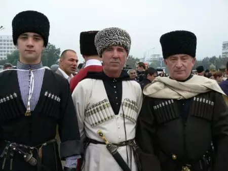 Jas nasional chechen (49 Poto): Bukuran sareng pasangan 1362_16