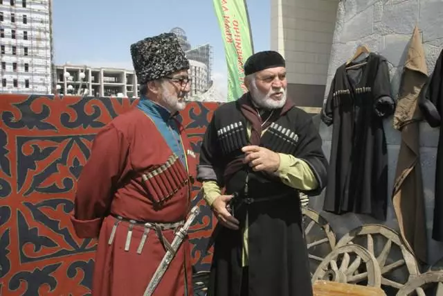 Cocog nasional Chechen (49 foto): Klambi tradisional lan wanita tradisional 1362_17