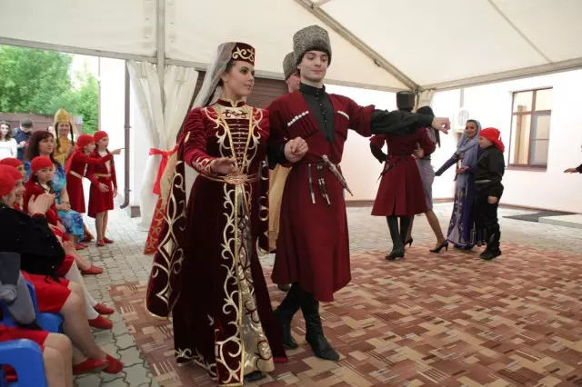 Cocog nasional Chechen (49 foto): Klambi tradisional lan wanita tradisional 1362_38