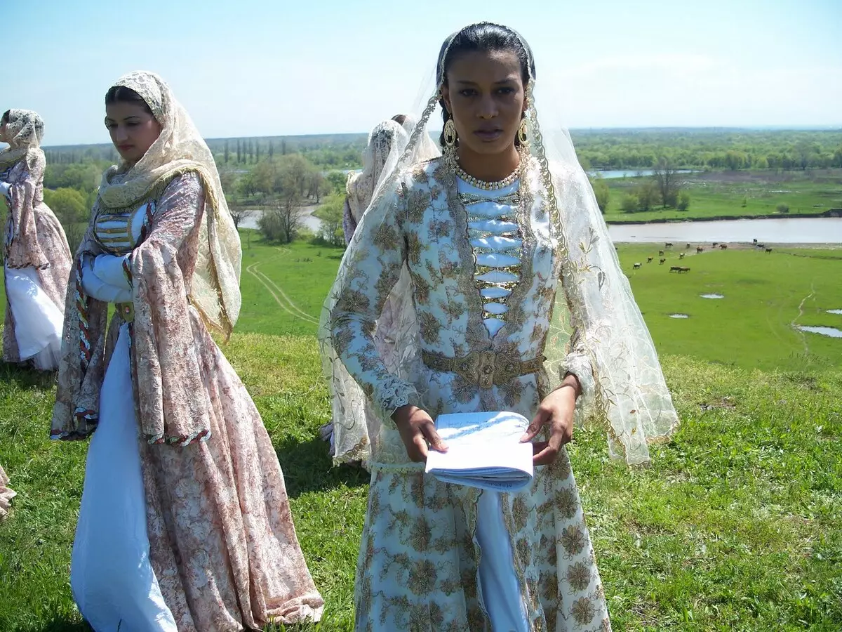 Cocog nasional Chechen (49 foto): Klambi tradisional lan wanita tradisional 1362_49