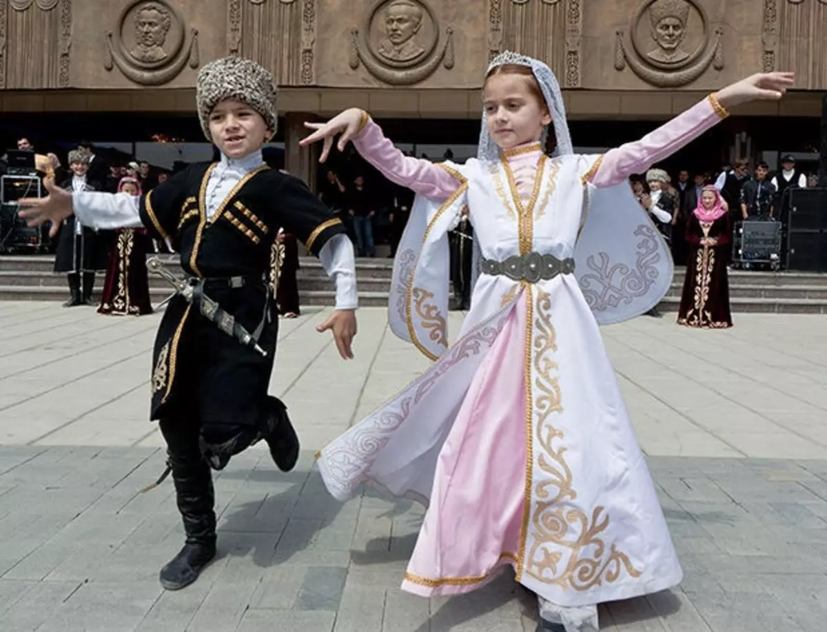 Bộ đồ quốc gia Chechen (49 ảnh): Trang phục dành cho nữ và nam truyền thống 1362_5