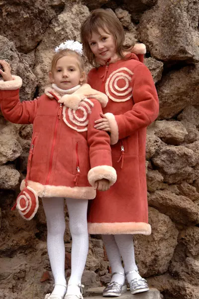 Sheepskins për vajzat për vajzat (40 foto): për vajzën adoleshente, natyrore, dimër për vajzat 3-6, 8-10 vjet 13632_26