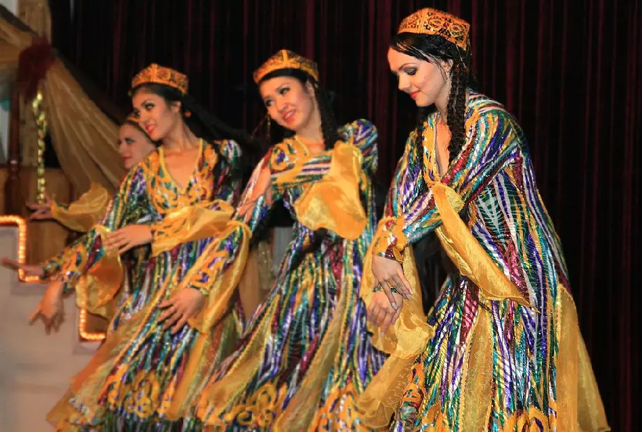 Aṣọ Uzbek (Awọn fọto 57): Aṣọ Awujọ ti Orilẹ-ede Uzbekiistissan, Awọn awoṣe Obirin ati Fun Awọn ọmọbirin 1363_12