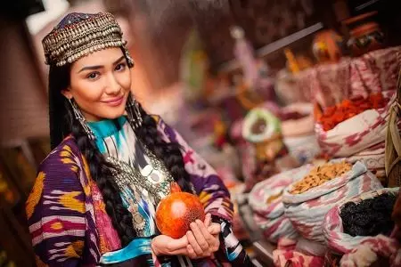 Aṣọ Uzbek (Awọn fọto 57): Aṣọ Awujọ ti Orilẹ-ede Uzbekiistissan, Awọn awoṣe Obirin ati Fun Awọn ọmọbirin 1363_16