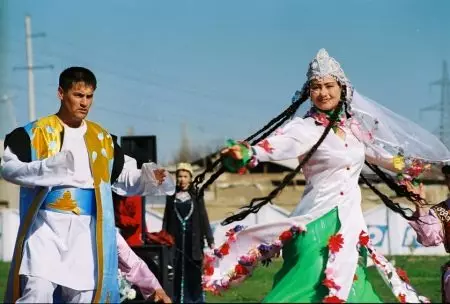 Aṣọ Uzbek (Awọn fọto 57): Aṣọ Awujọ ti Orilẹ-ede Uzbekiistissan, Awọn awoṣe Obirin ati Fun Awọn ọmọbirin 1363_27