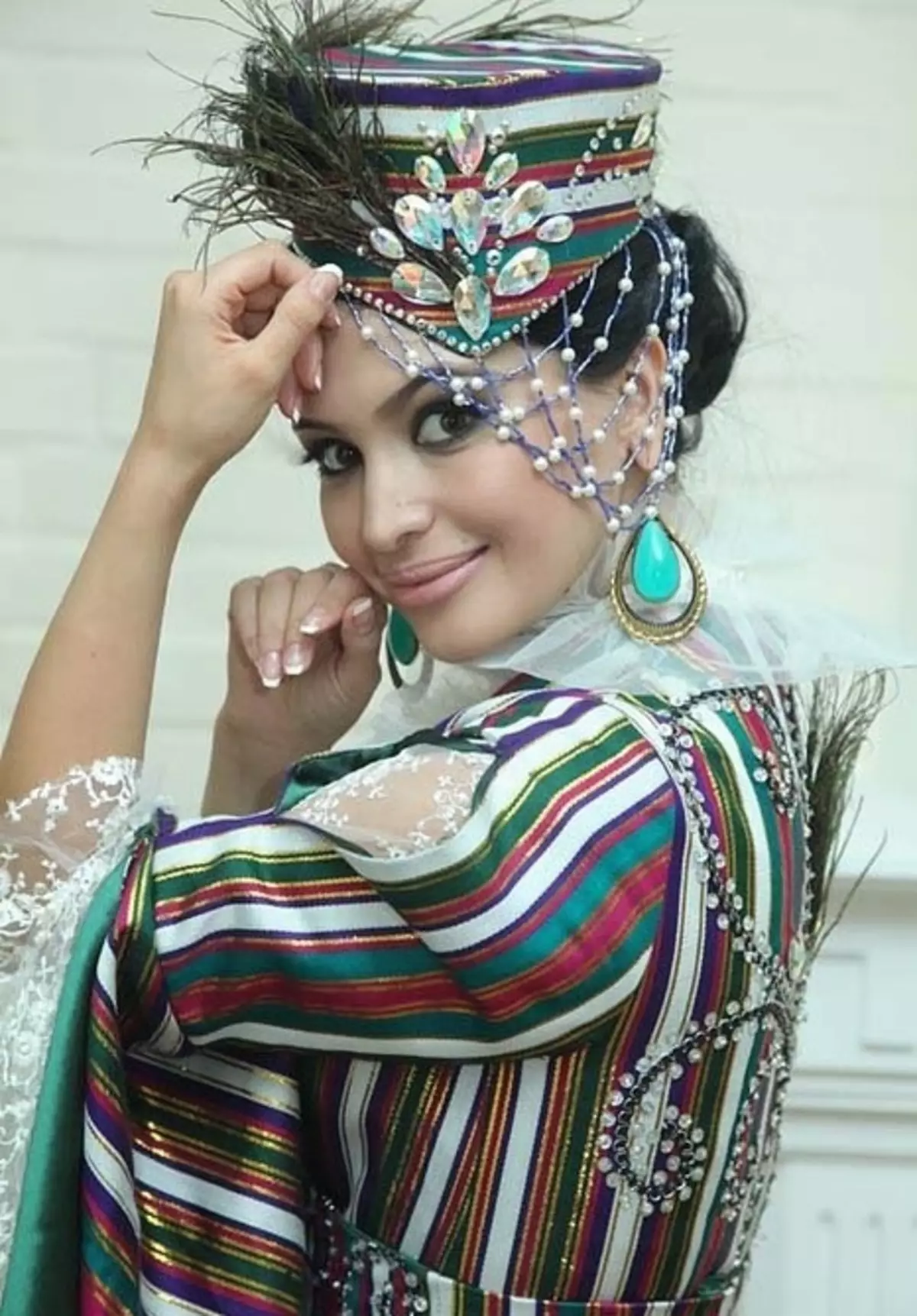 Aṣọ Uzbek (Awọn fọto 57): Aṣọ Awujọ ti Orilẹ-ede Uzbekiistissan, Awọn awoṣe Obirin ati Fun Awọn ọmọbirin 1363_35