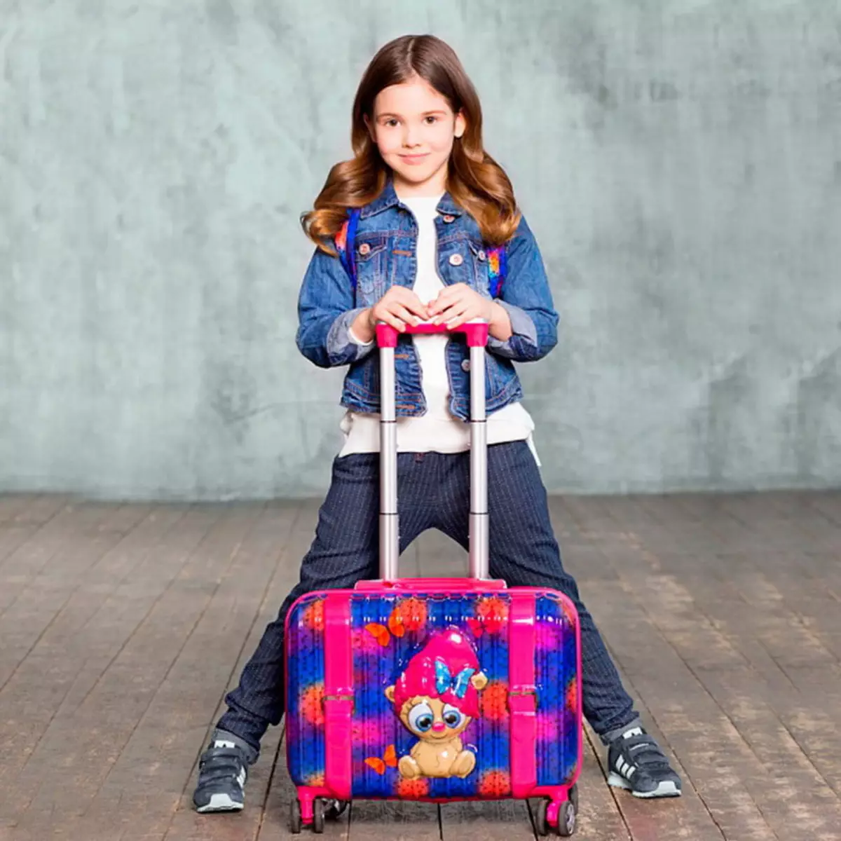Куфери за девојки: за адолесцентите 10-12 години и девојки 8, 9 години, модели на тркала и со повлекување на рачката. Розова и друга боја 13657_22