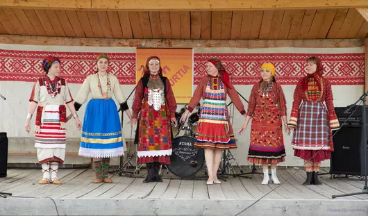 Udmurt Nacionalni Suit (50 slike): Žensko tradicionalnih outfit sjeverne Udmurts, Istorija Udmurtia 1365_14