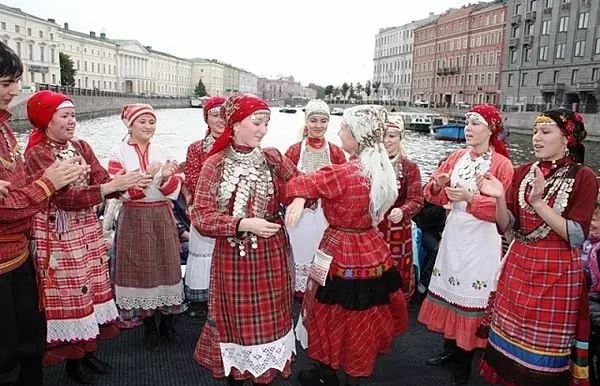 Udmurt Nacionalni Suit (50 slike): Žensko tradicionalnih outfit sjeverne Udmurts, Istorija Udmurtia 1365_15