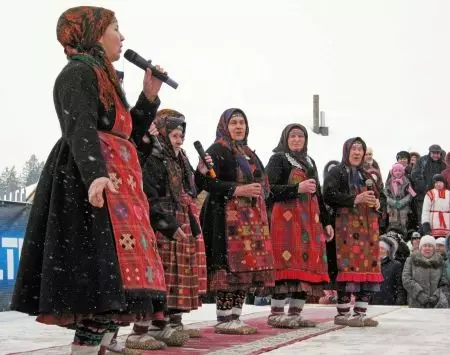 Udmurt Nacionalni Suit (50 slike): Žensko tradicionalnih outfit sjeverne Udmurts, Istorija Udmurtia 1365_16