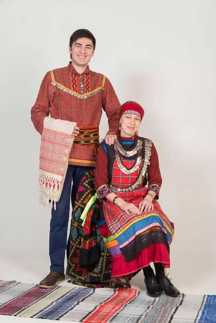 Udmurt Nacionalni Suit (50 slike): Žensko tradicionalnih outfit sjeverne Udmurts, Istorija Udmurtia 1365_21