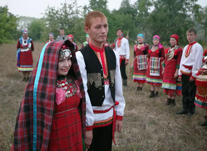 Udmurt Nacionalni Suit (50 slike): Žensko tradicionalnih outfit sjeverne Udmurts, Istorija Udmurtia 1365_26