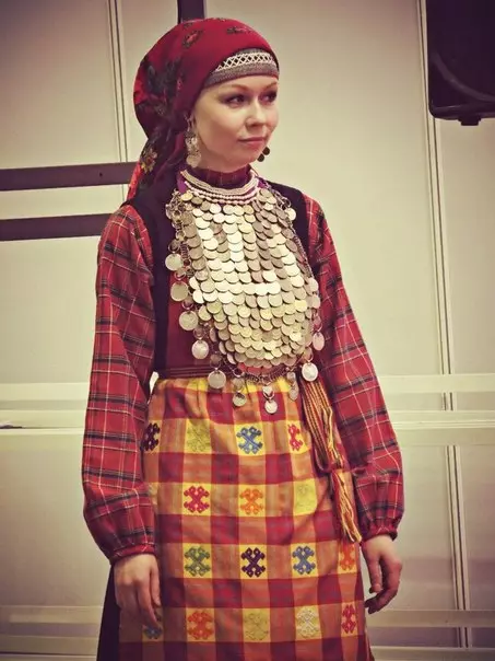 Udmurt Nacionalni Suit (50 slike): Žensko tradicionalnih outfit sjeverne Udmurts, Istorija Udmurtia 1365_31