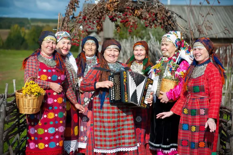 Udmurt Nacionalni Suit (50 slike): Žensko tradicionalnih outfit sjeverne Udmurts, Istorija Udmurtia 1365_41