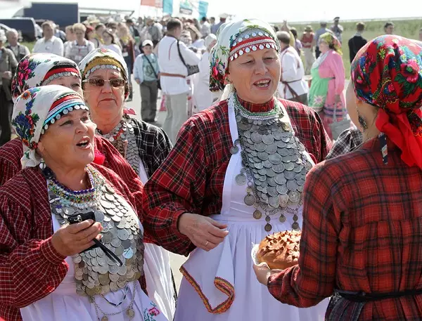 Udmurt Nacionalni Suit (50 slike): Žensko tradicionalnih outfit sjeverne Udmurts, Istorija Udmurtia 1365_45