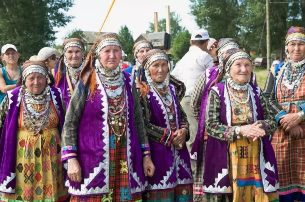 Udmurt Nacionalni Suit (50 slike): Žensko tradicionalnih outfit sjeverne Udmurts, Istorija Udmurtia 1365_7