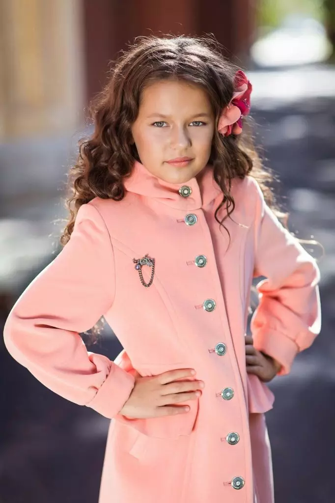Drapet frakke til pigen (73 billeder): Børne modeller fra Drapa, til piger 4-8, 10-13 år 13662_13