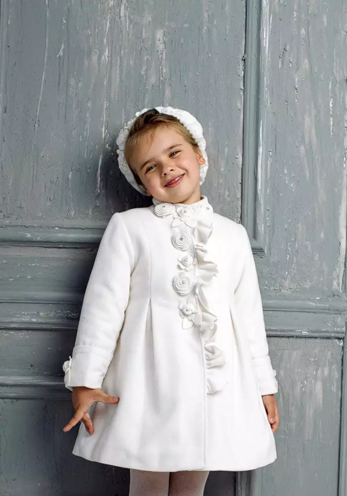 Drapet pallto për vajzën (73 foto): modelet e fëmijëve nga drapa, për vajzat 4-8, 10-13 vjet 13662_30